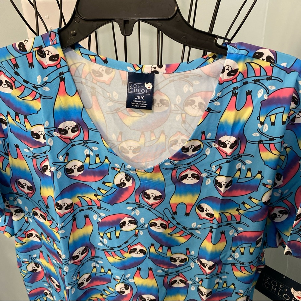 Zoe + Chloe Large L Chillax Max Rainbow Sloth Scrub Top Women Ladies Shirt Cute - Picture 3 of 11
